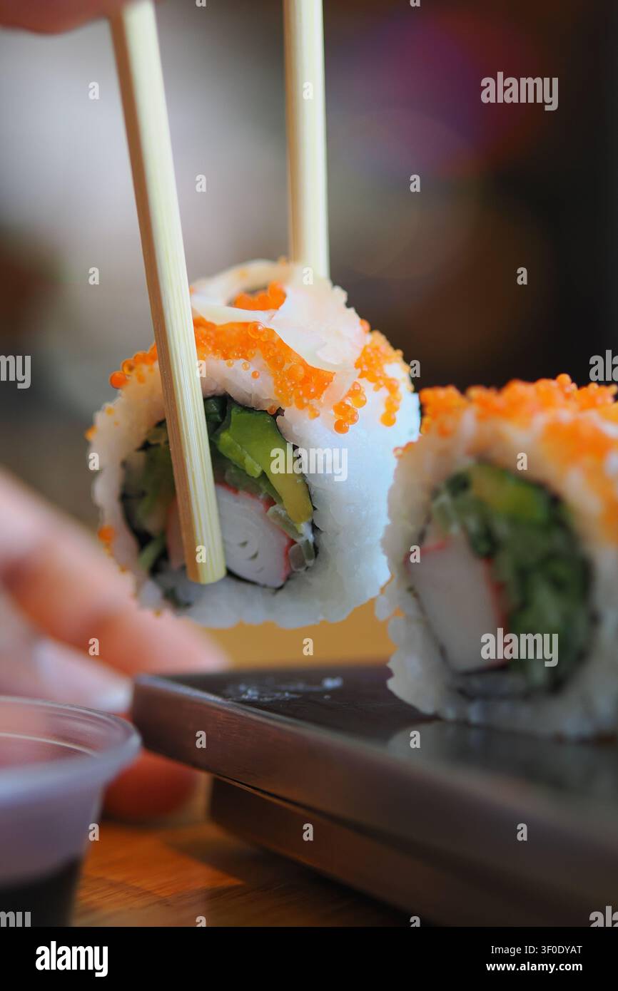 Delizia di sushi avvolta in sapori vibranti su un tavolo di legno Foto Stock