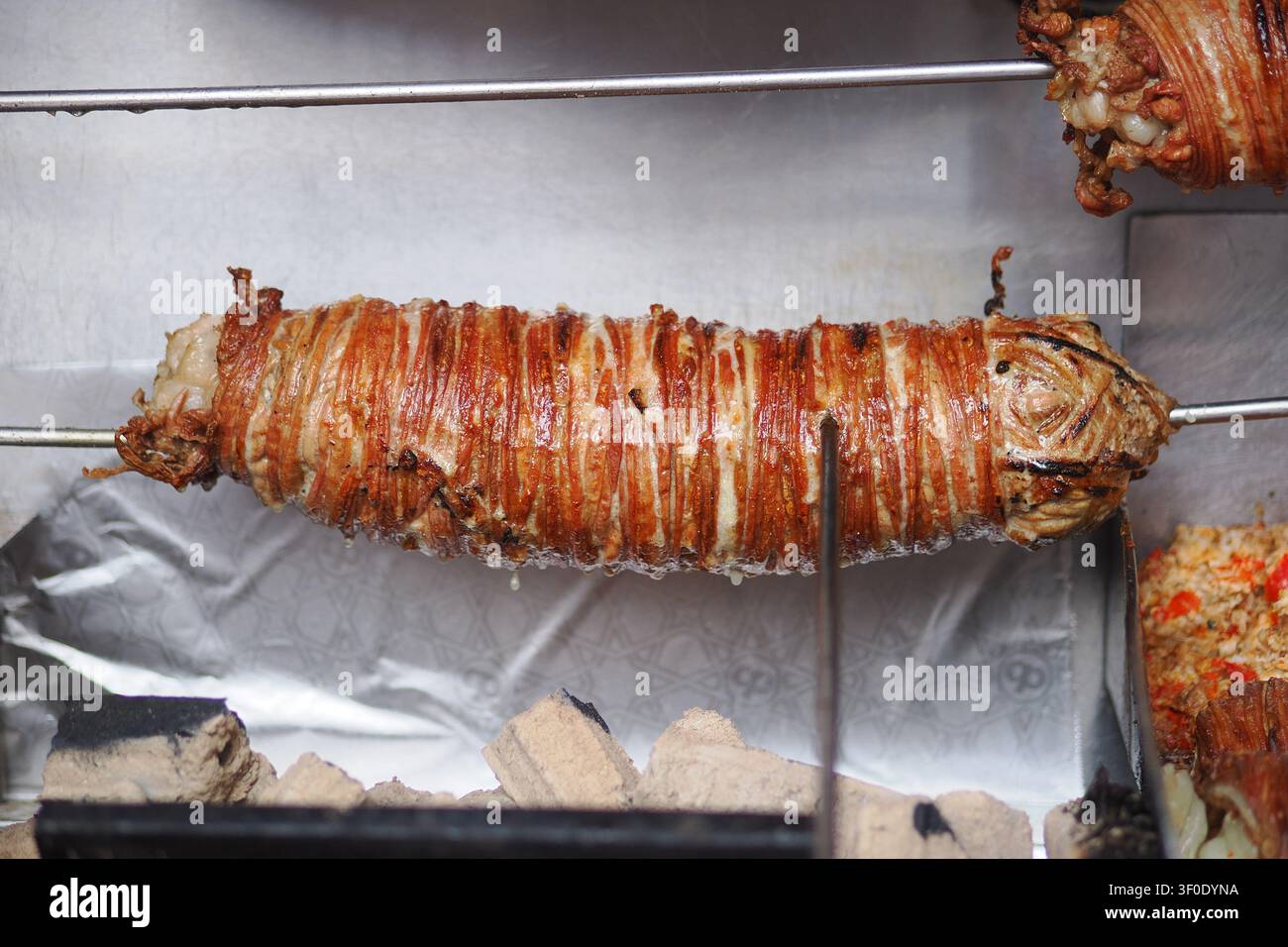 Kokoretsi un cibo da strada popolare fatto con intestini di agnello o capra avvolti attorno a offa condita Foto Stock