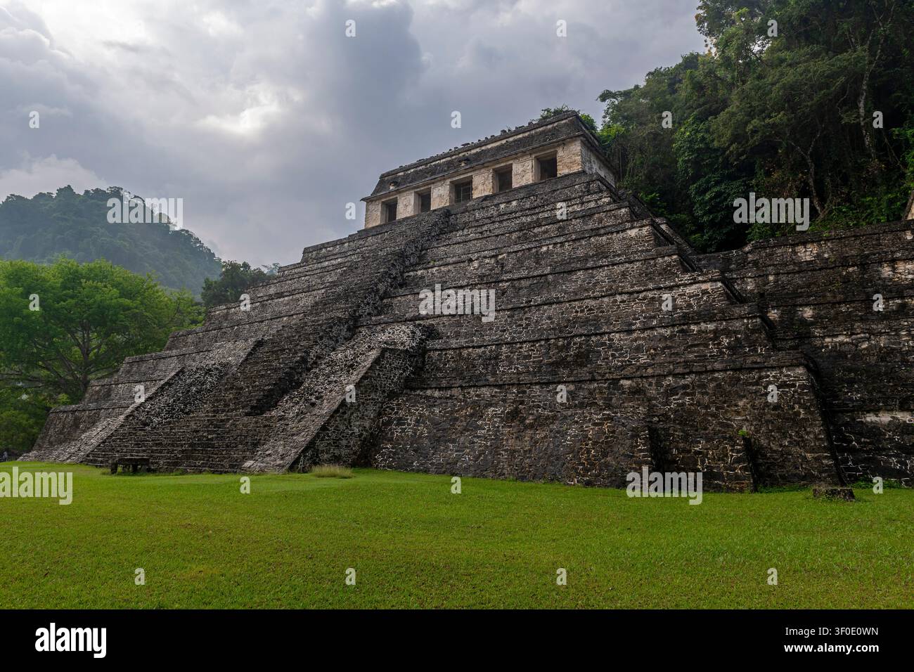 Piramide maya del Tempio delle Iscrizioni con cielo drammatico, Palenque, Chiapas, Messico. Foto Stock