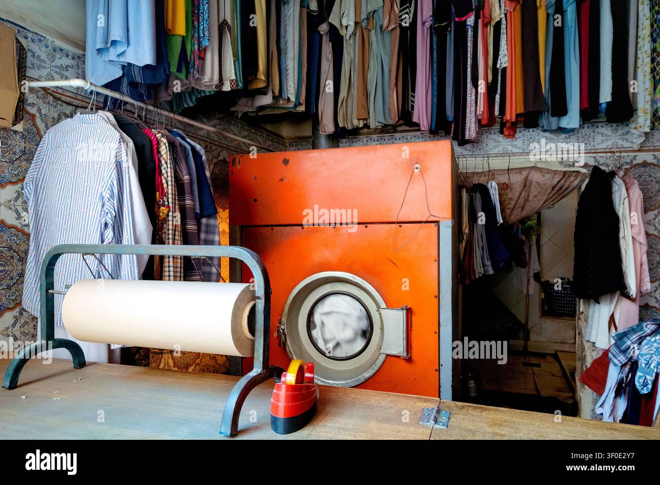 Una piccola attività di lavanderia nella Medina, Marrakech, Marocco, Nord Africa Foto Stock