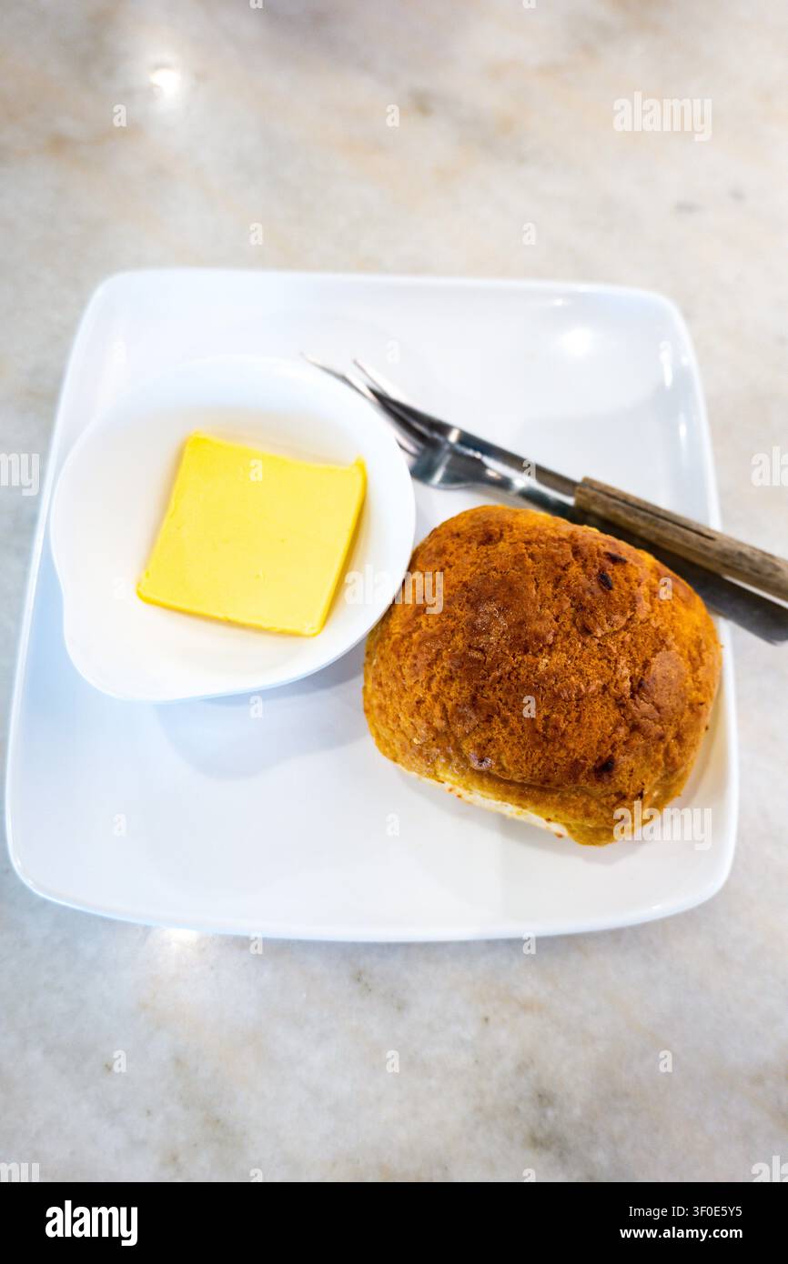 Panino Polo, panino all'ananas in stile Hong Kong con burro, panetteria kopitiam malese Foto Stock