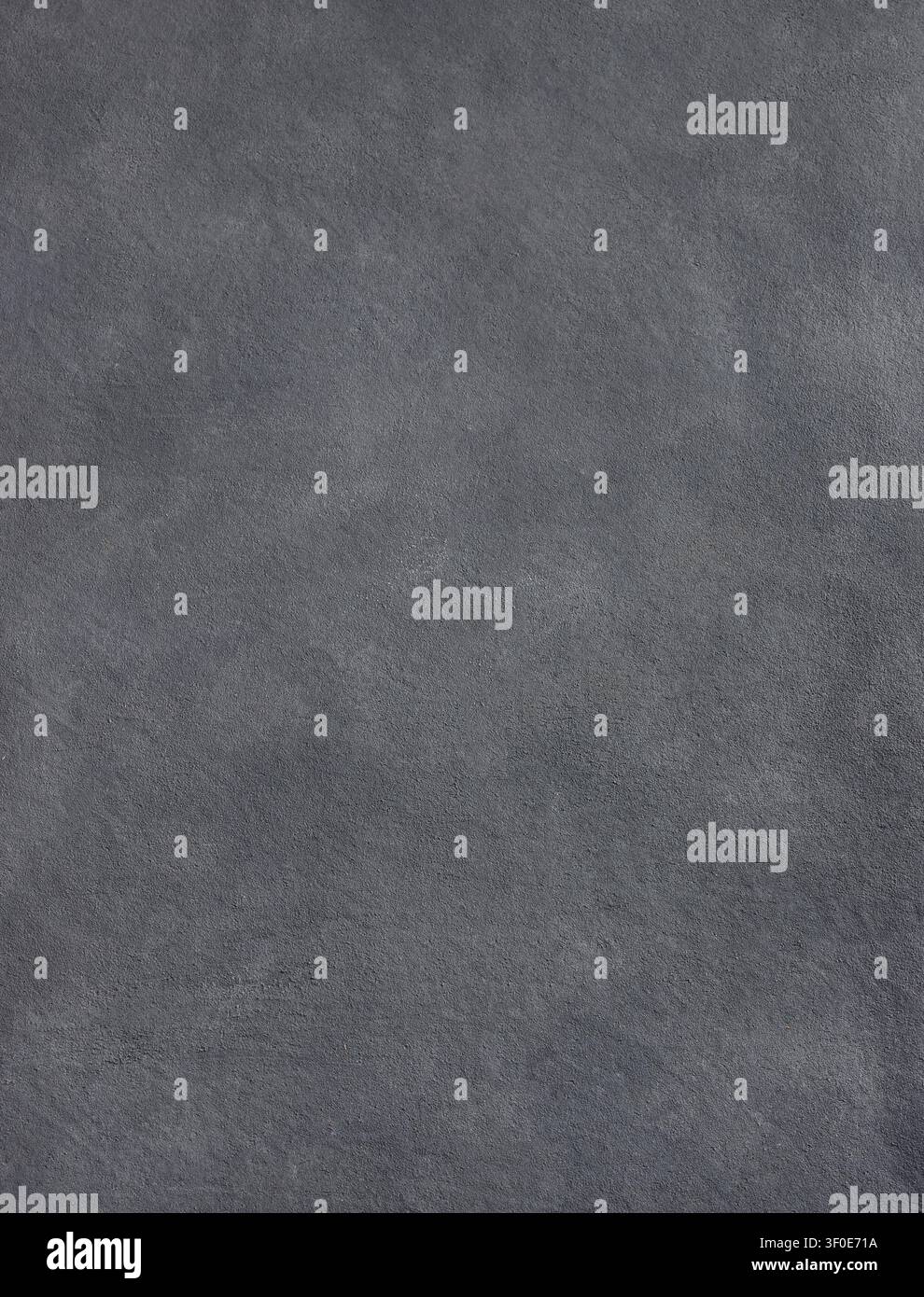 Sfondo a trama di cemento grigio scuro ad alta risoluzione con una superficie sottile simile alla pietra. Ideale per il design grafico, gli sfondi di siti web, architettonici p Foto Stock