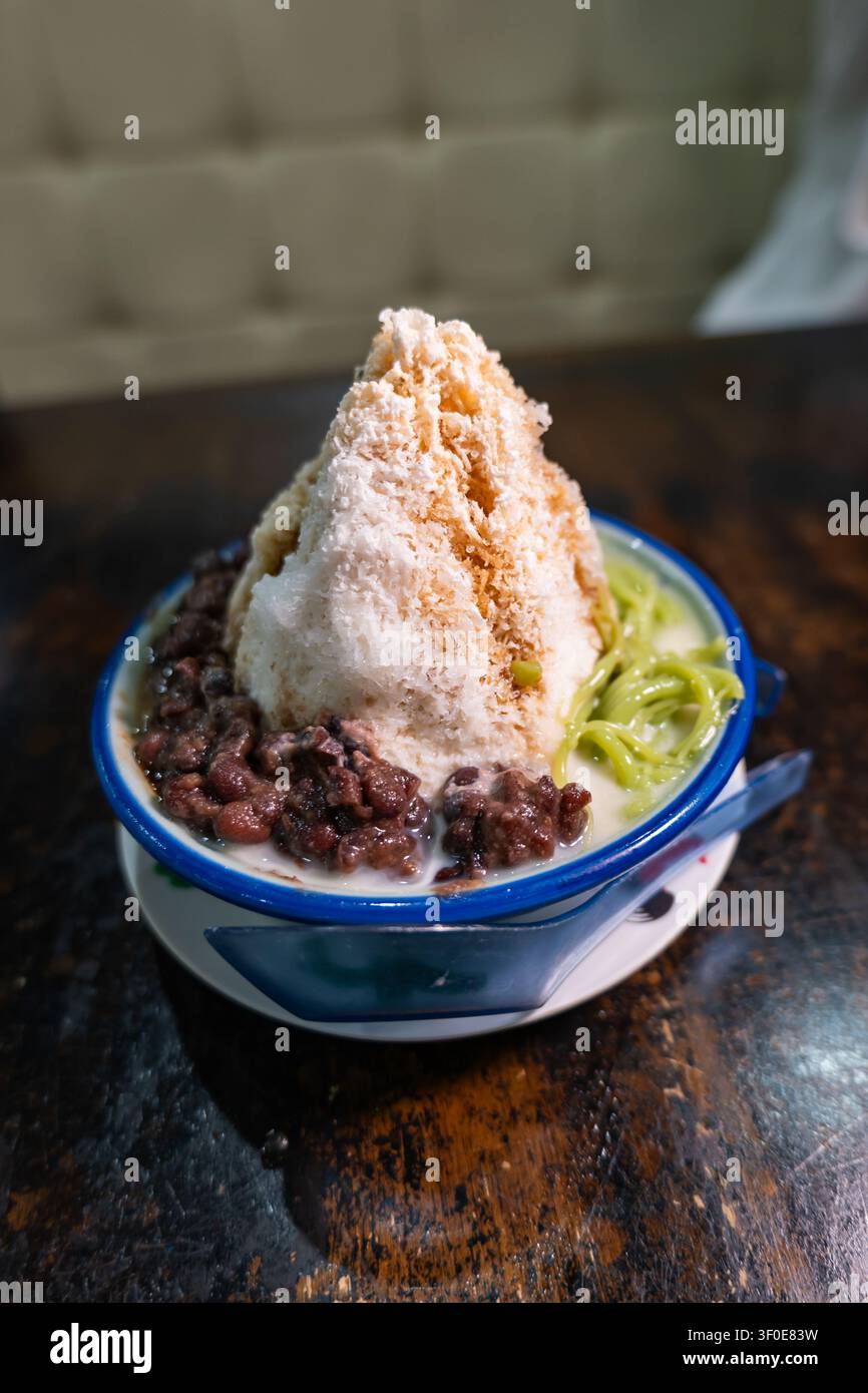 Cendol, dessert malese di ghiaccio raschiato con gelatina di pandan, fagioli rossi e latte di cocco Foto Stock