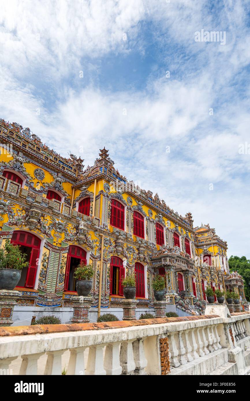 Edificio del palazzo ornato della dinastia Nguyen con decorazioni a mosaico in ceramica alla Cittadella imperiale di Hue, Vietnam Foto Stock