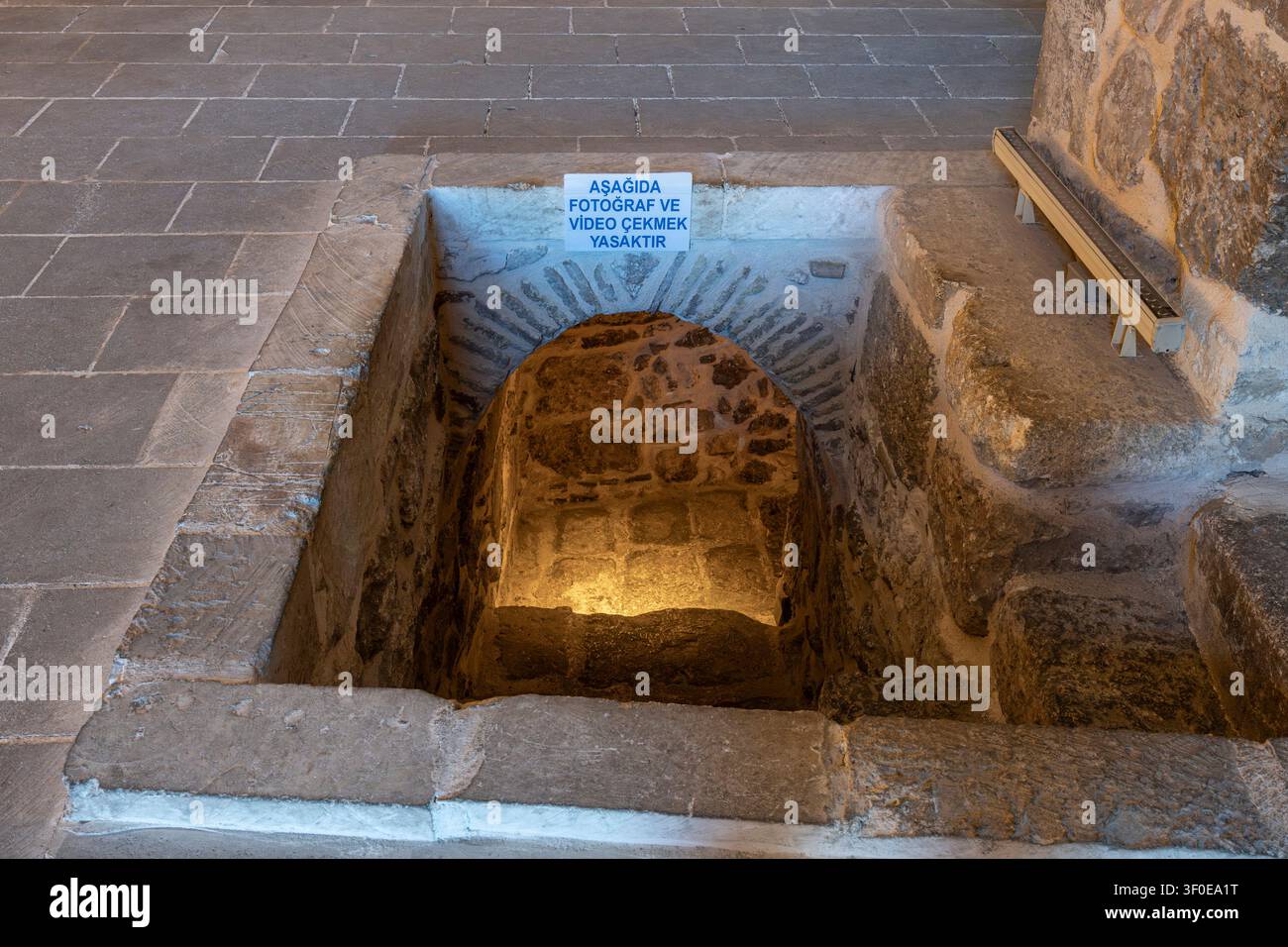 Chiesa di San Giacomo di Nisibi, interno di un'antica chiesa siriaca, ingresso di un cimitero sotterraneo, Nusaybin, Mardin, Turchia, Asia Foto Stock