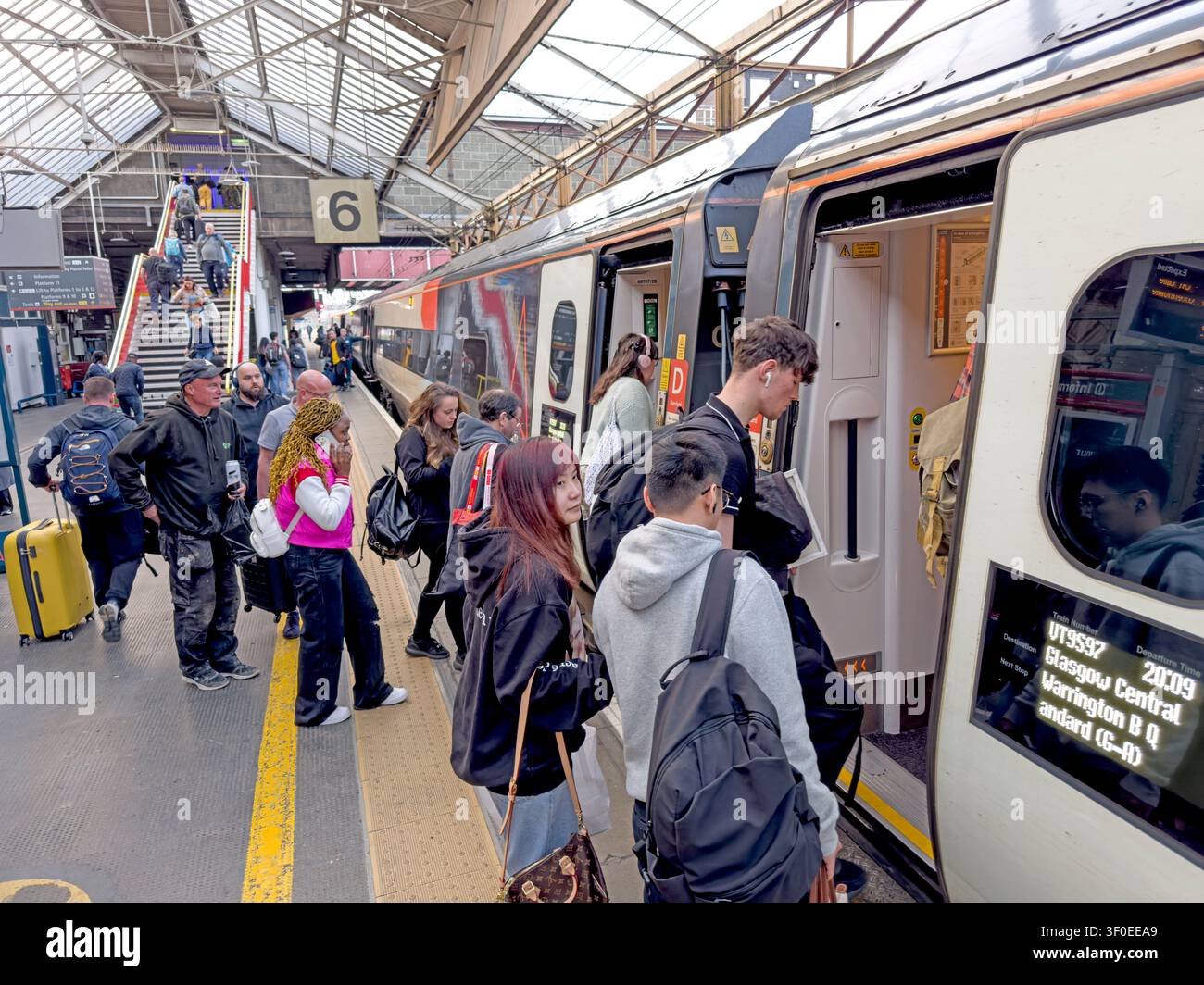 Folli e bagagli accanto a un treno Avanti in partenza per Glasgow sul binario 6 della stazione di Crewe, hub del Cheshire sulla West Coast Main Line Foto Stock