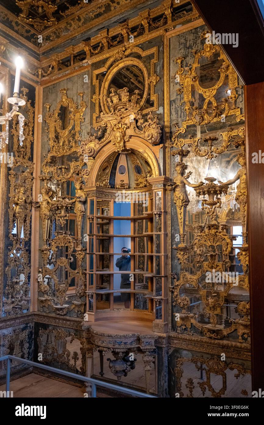 Berlino, Germania – 23 maggio 25: Fotografia museale di un elegante armadio a specchio rococò con decorazioni dorate al Bode Museum di Berlino, Germ Foto Stock