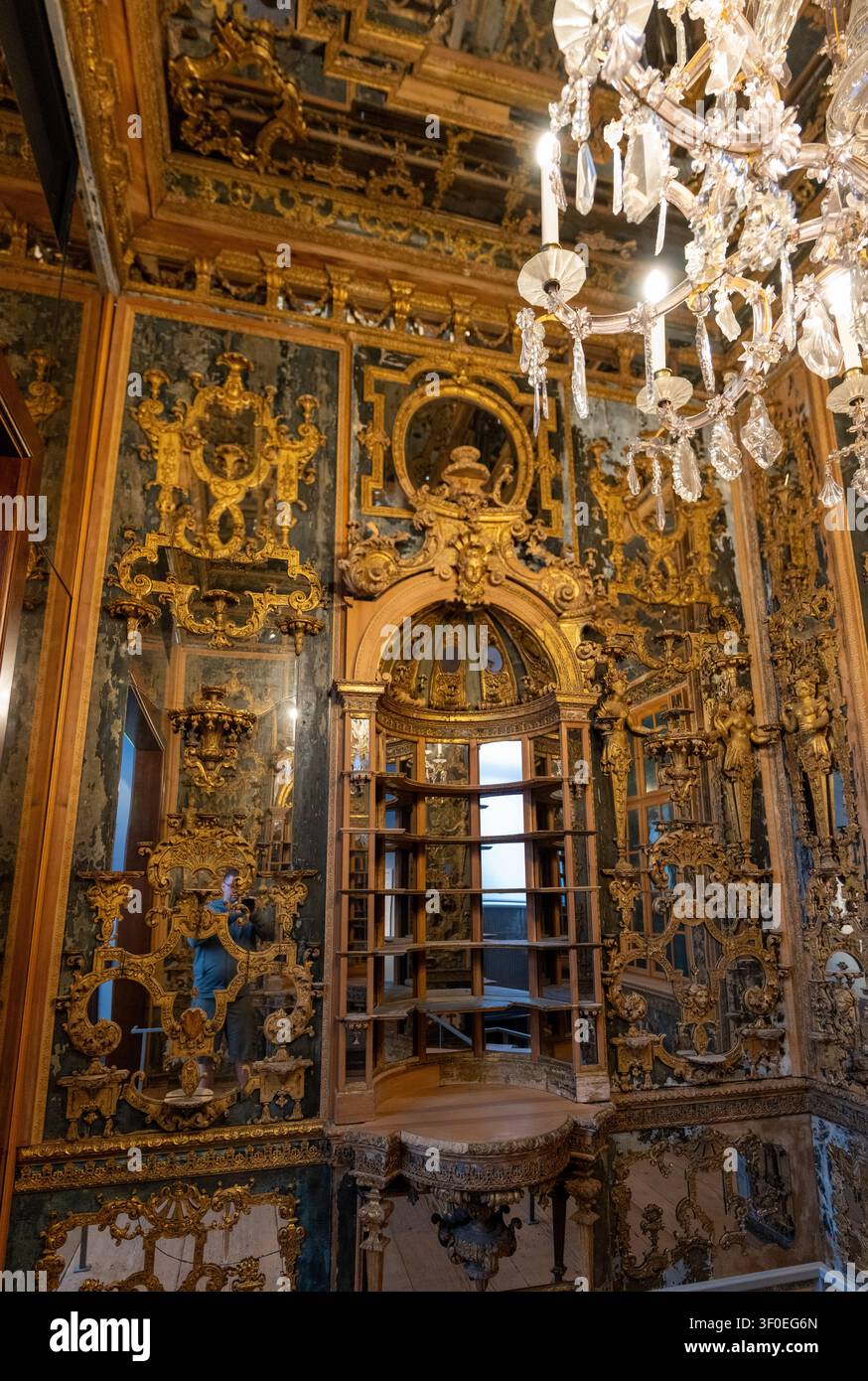 Berlino, Germania - 23 maggio 25: Foto museale di una sala a specchio rococò riccamente decorata con lampadario e ornamenti dorati al Museo Bode di Berlino, Foto Stock