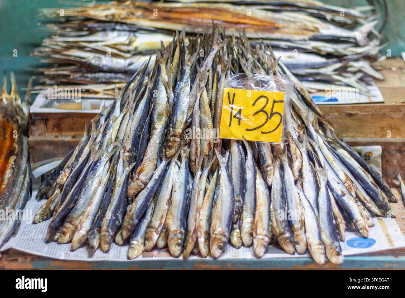 Pesce essiccato, un prodotto locale di punta di Bantayan Island, Cebu, venduto fresco al mercato pubblico delle Filippine Foto Stock