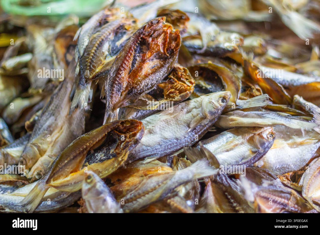 Pesce essiccato, un prodotto locale di punta di Bantayan Island, Cebu, venduto fresco al mercato pubblico delle Filippine Foto Stock
