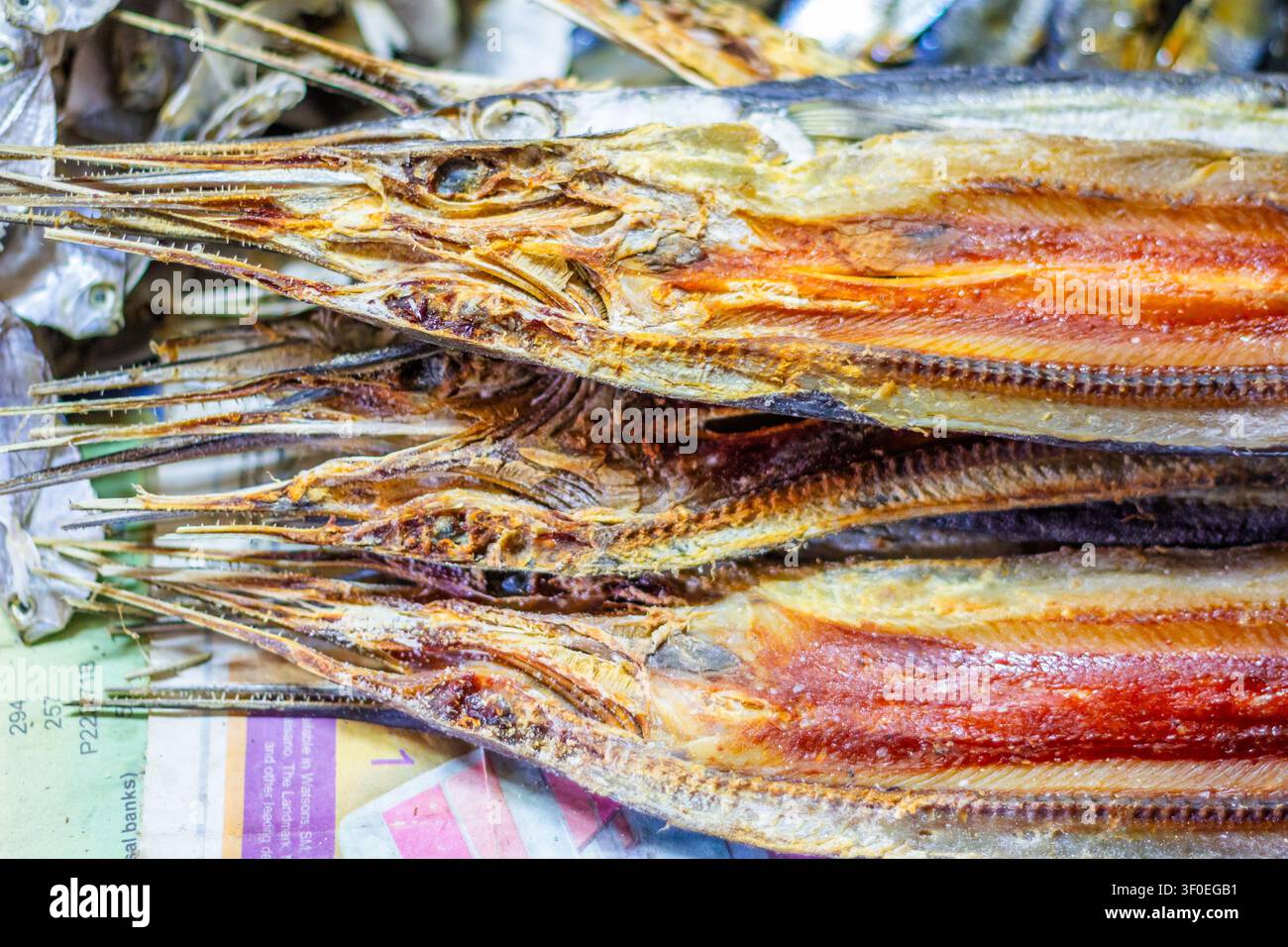 Pesce essiccato, un prodotto locale di punta di Bantayan Island, Cebu, venduto fresco al mercato pubblico delle Filippine Foto Stock