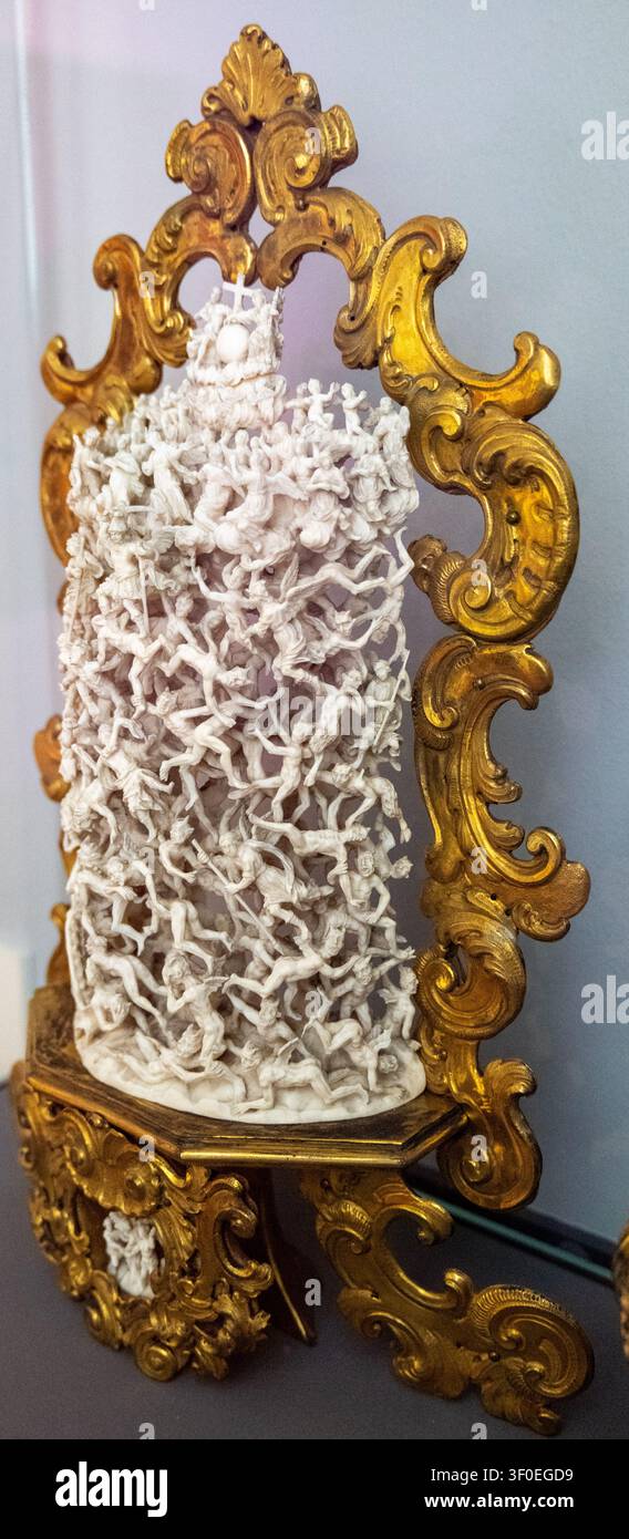 Berlino, Germania – 23 maggio 25: Vista angolata di una scultura in miniatura di avorio dettagliata inserita in una cornice dorata, esposta al Museo Bode di Berlino, Germania Foto Stock