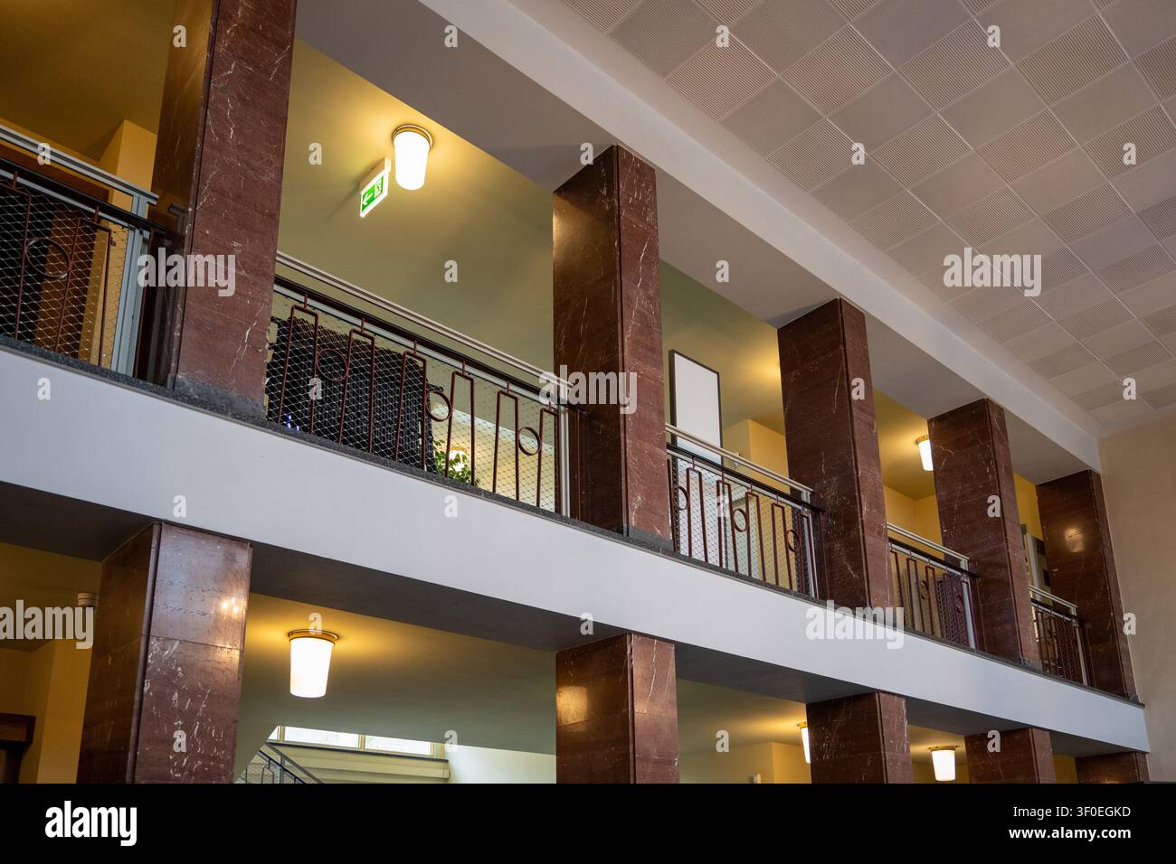 Interno del museo con colonne di marmo, ringhiere e luci al Museo della Stasi di Berlino, Germania. Foto Stock