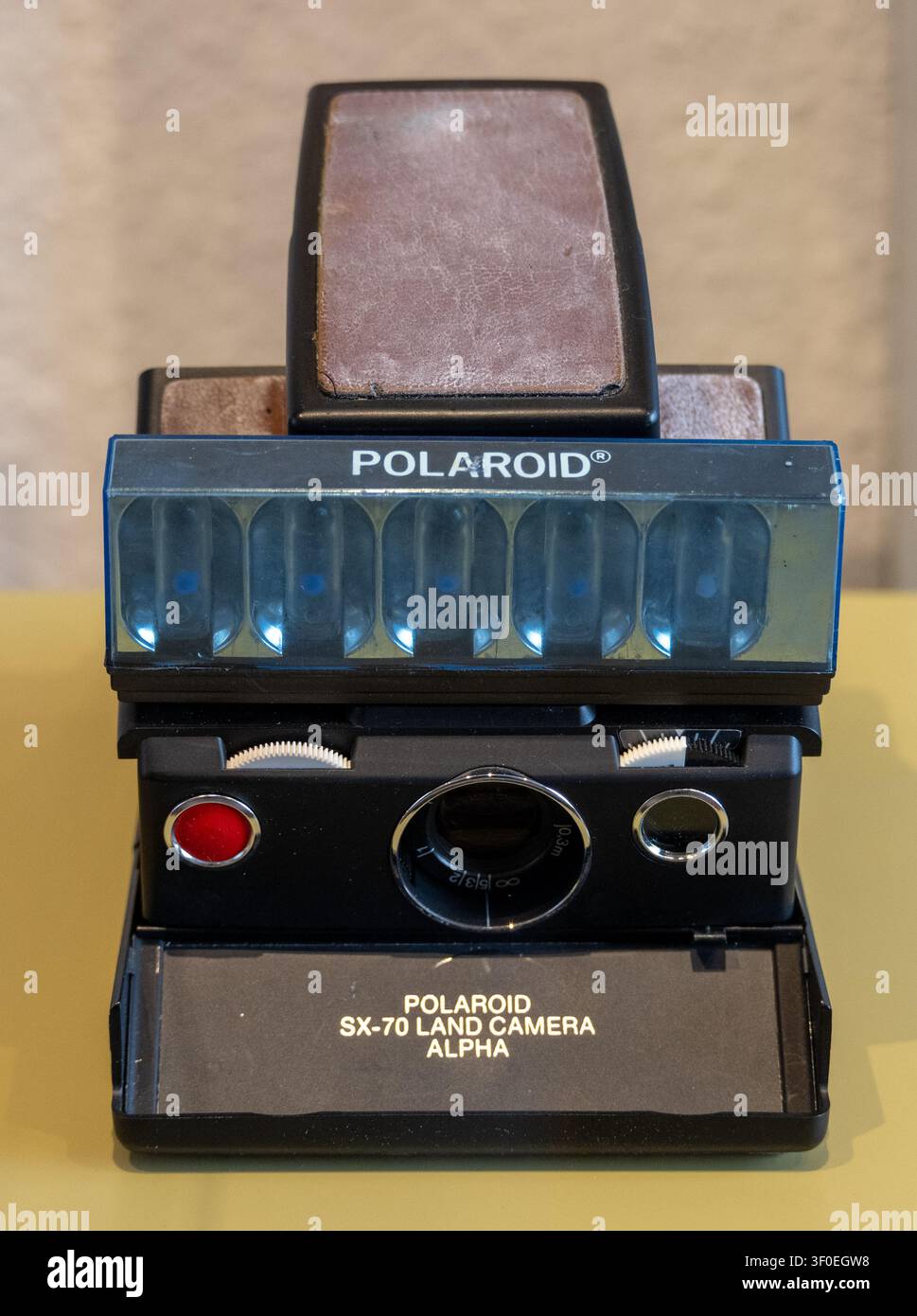 Vista frontale di una Polaroid SX-70 Land Camera Alpha esposta al Museo della Stasi di Berlino, Germania. Foto Stock
