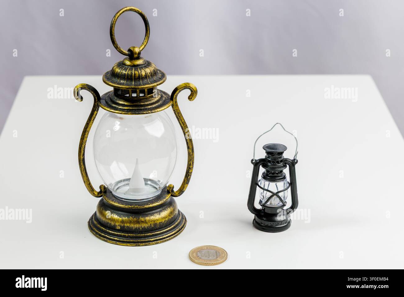 Questa è una lampada moderna con un tocco retrò. Presenta un corpo in metallo patinato e vetro satinato. Il design ricorda quello di una lampada a cherosene del XIX secolo Foto Stock