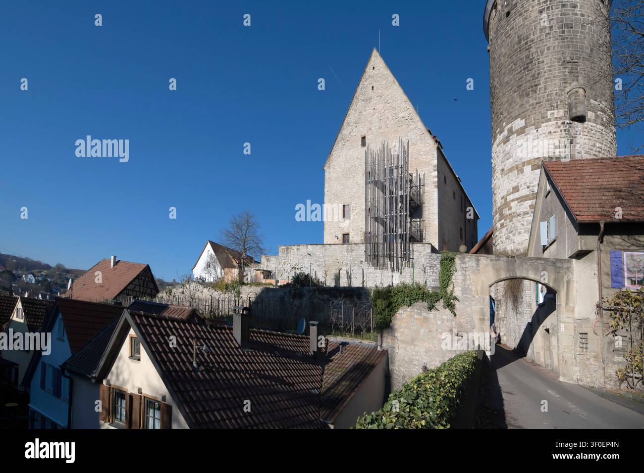 Muro cittadino con torre di guardia dell'alto Medioevo Foto Stock