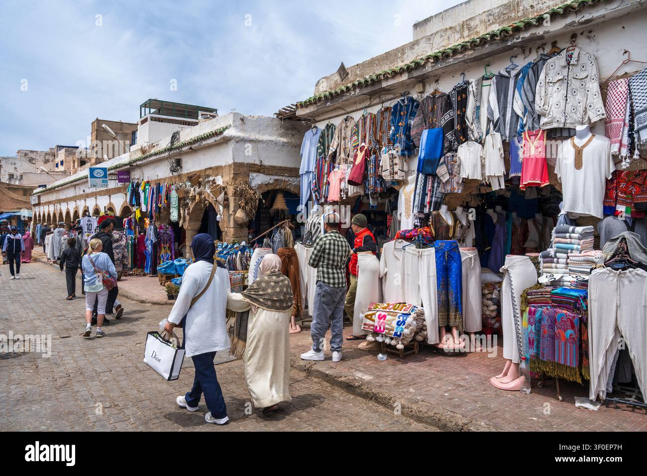 Negozi su Via Zerktouni a Mellah, il vecchio quartiere ebraico della Medina di Essaouira in Marocco, Nord Africa Foto Stock