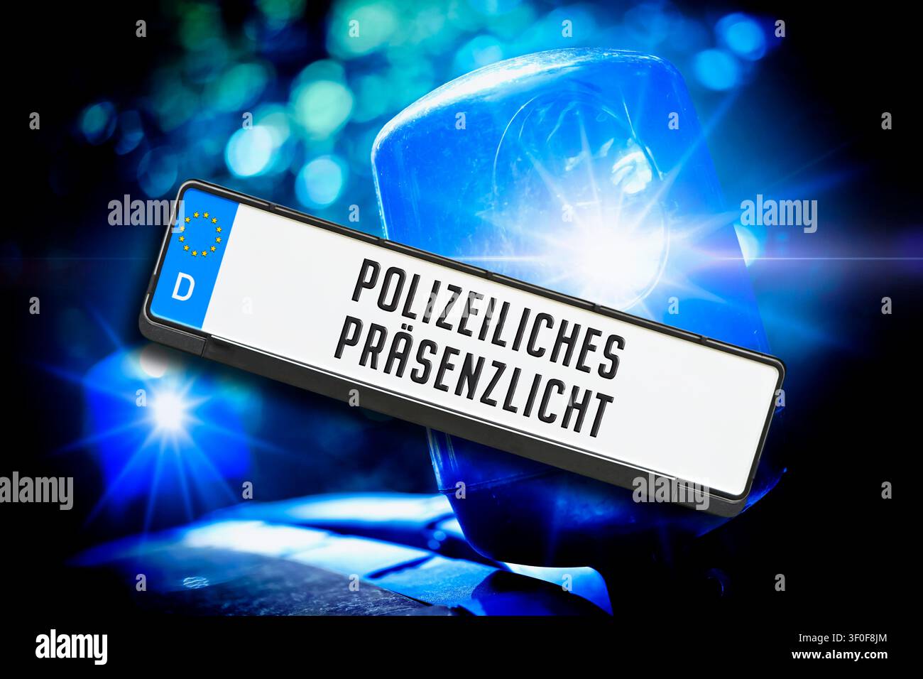 Targa automobilistica con iscrizione luce di presenza della polizia davanti a una luce blu, fotomontaggio Foto Stock