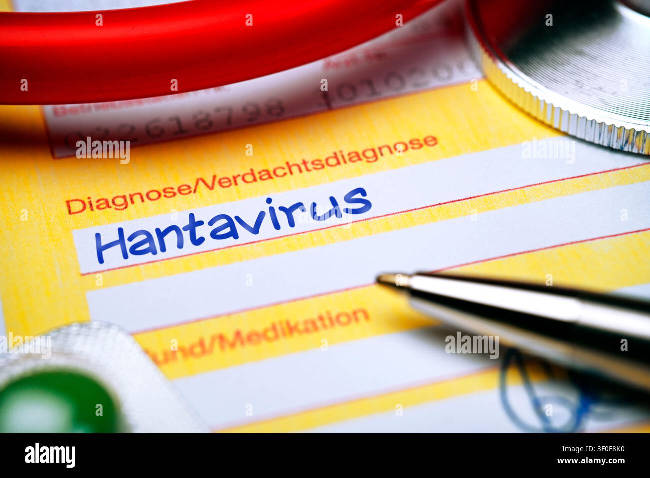 Modulo di referto medico con diagnosi di hantavirus, fotomontaggio Foto Stock