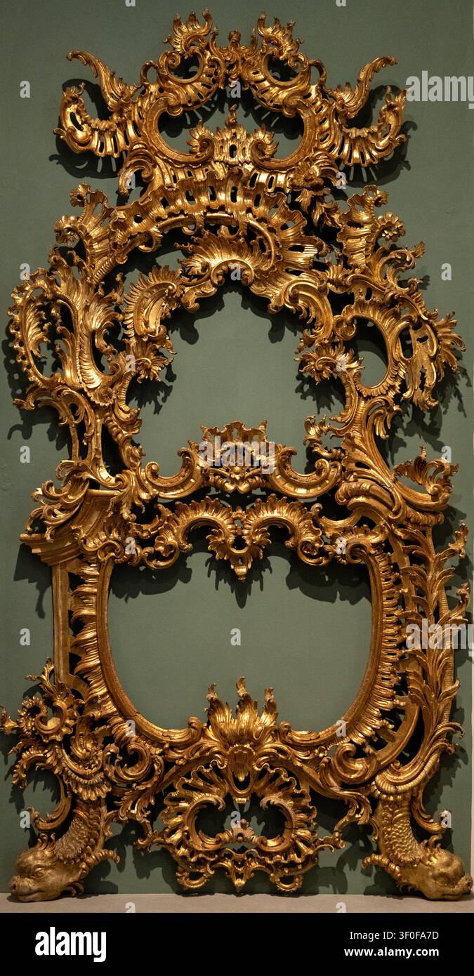 Wurzburg, Germania - 31 maggio 25: Cornice specchio rococò dorata e ornata esposta nel Museo della Bassa Franconia a Wurzburg, Baviera, Germania. Foto Stock