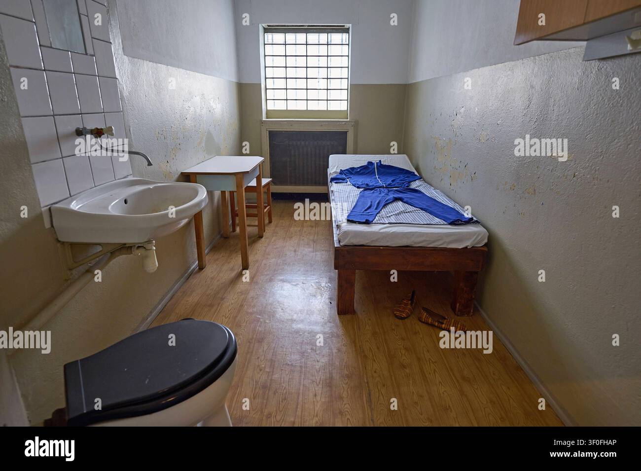 Cellula di detenzione nell’ex carcere di detenzione della Stasi e l’attuale Memoriale di Hohenschöenhausen a Berlino Foto del 08.07.2026. Il carcere di detenzione della Stasi è considerato uno dei monumenti più importanti per le vittime della persecuzione politica e dell’oppressione sotto la dittatura comunista. EDITORIAL USE ONLY *** Detention cell in the former Stasi remand prison and todays Hohenschöenhausen Memorial in Berlin. Photo taken on July 8, 2026. The Stasi remand prison is considered one of the most important memorials to the victims of political persecution and oppression under the communist di Foto Stock