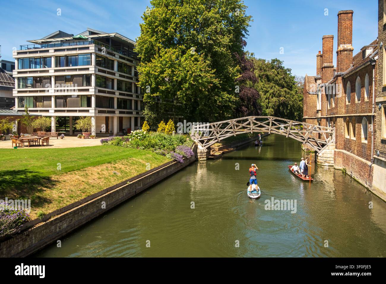 Il ponte matematico sul fiume Cam con dei punter. Cambridge, Cambridgeshire, Regno Unito Foto Stock