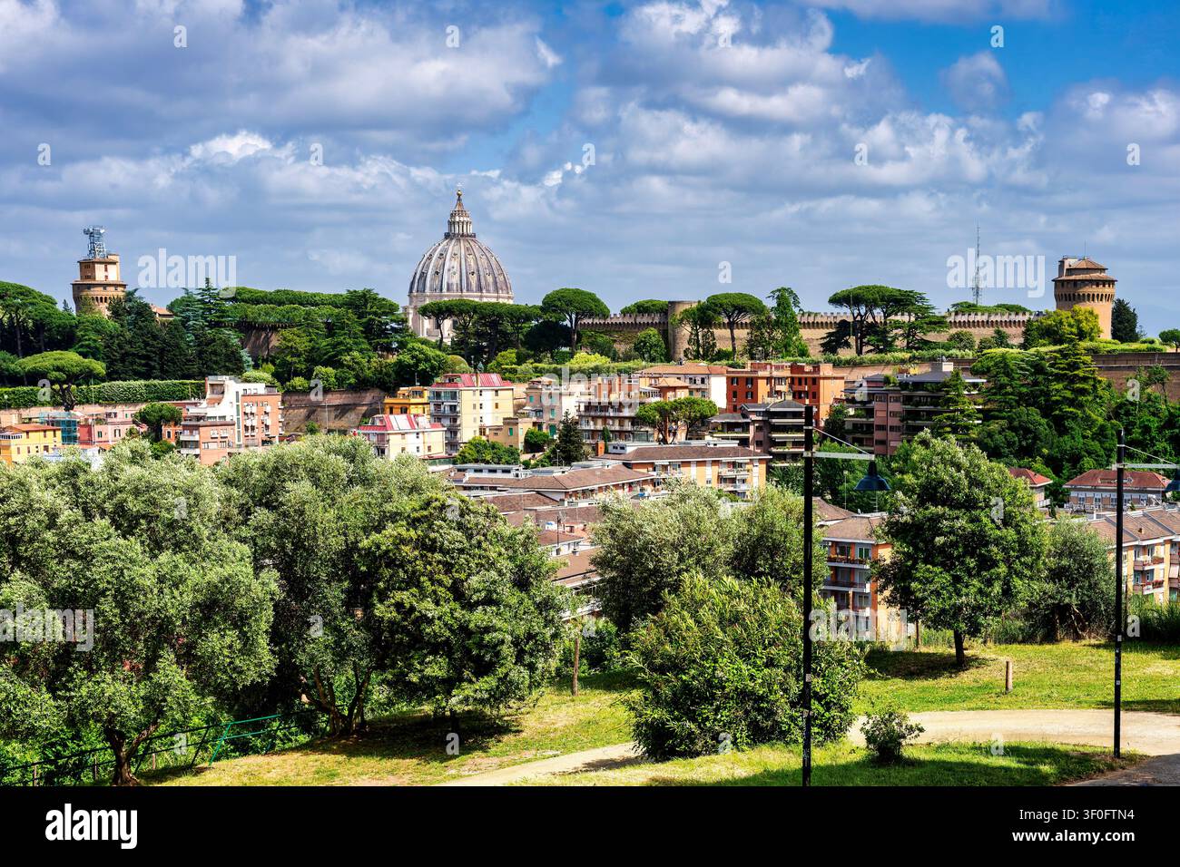 Panorama della skyline del Vaticano dal parco Monte Ciocci, con la cupola della Basilica di San Pietro, la Torre Leonina con l'antenna di Radio Vaticana e la Torre San Giovanni sul L Foto Stock