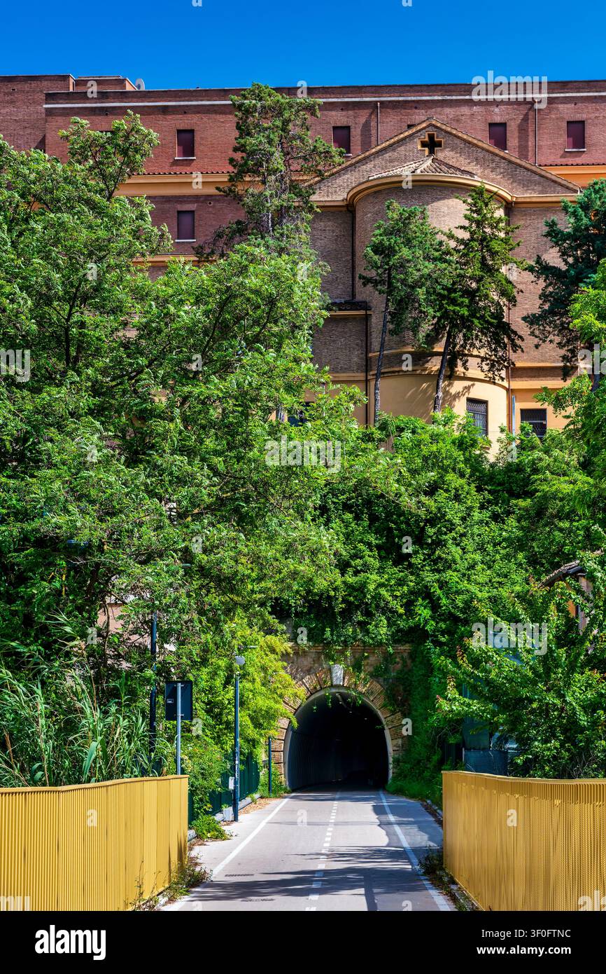 Vista lungo il viadotto pedonale Viadotto delle Fornaci verso il tunnel Villa Alberici, con l'Istituto Pontificio Sant'Apollinare in Vaticano Foto Stock