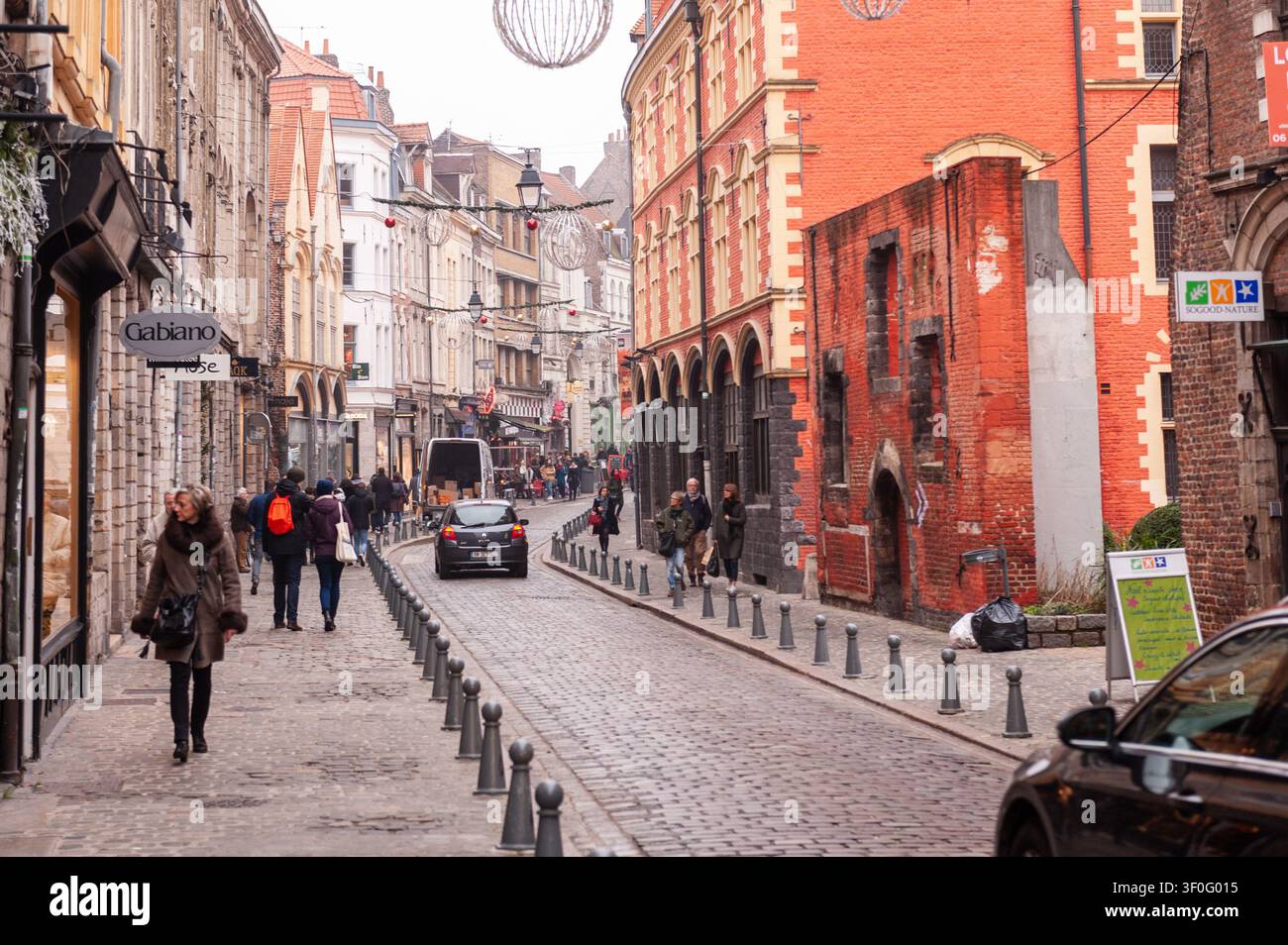 Lille, Francia - 28 dicembre 2018. Scena all'aperto che mostra una strada nel centro della città di Lille, in Francia, all'inizio dell'inverno. Foto Stock