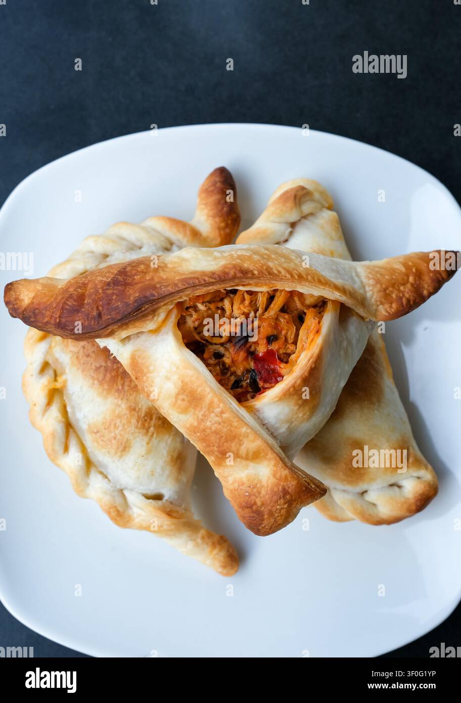 Empanadas rustiche con tradizioni culinarie argentine. Viaggio in Catalogna. Snack nei luoghi turistici. Profondità di campo ridotta. Foto Stock