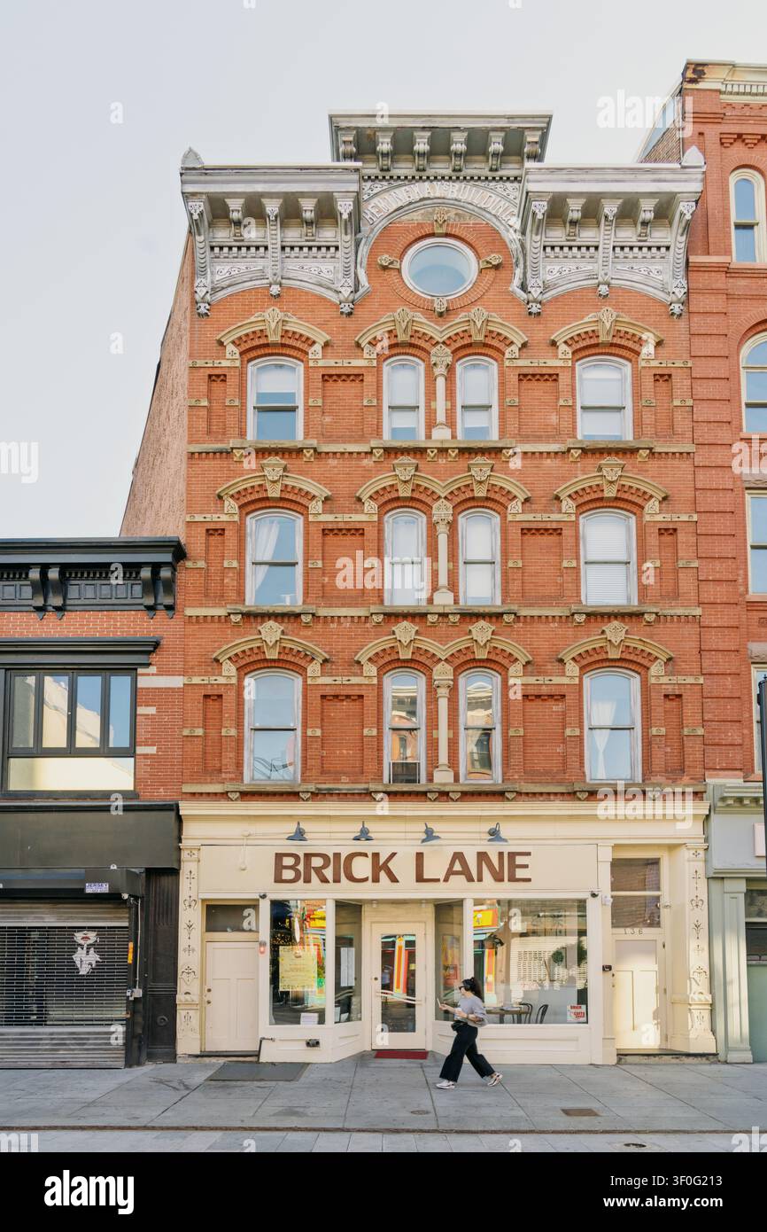 Edifici antichi, piazza pedonale di Newark Avenue nel centro di Jersey City, New Jersey, USA. Foto Stock