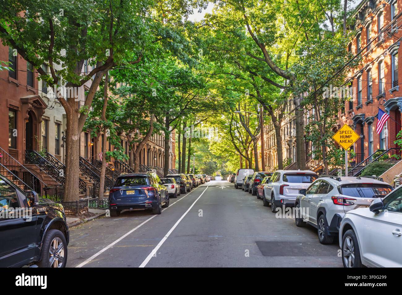 Case storiche e vecchi edifici residenziali intorno a Hamilton Park a Jersey City, New Jersey, USA. Foto Stock