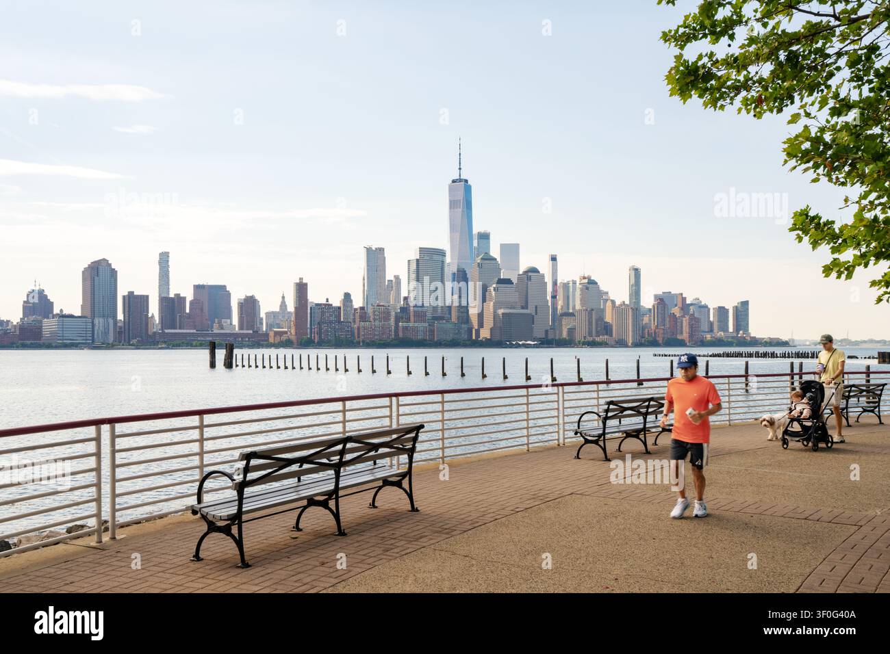 Newport Lighthouse Point Park con la skyline di New York City dall'altra parte del fiume Hudson, Jersey City, New Jersey, USA. Foto Stock