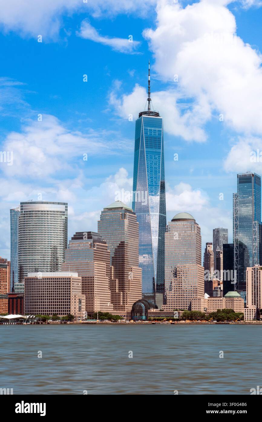 One World Trade Center e lo skyline di New York City visti attraverso il fiume Hudson, con i grattacieli di Manhattan a Lower Manhattan, New York, USA. Foto Stock