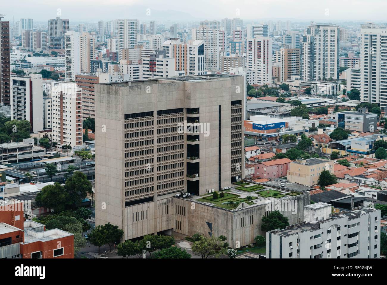 Fortaleza, Brasile – 18 giugno 2026 Edificio del governo federale circondato dallo skyline moderno della città. La pubblica amministrazione rappresenta la governance Foto Stock
