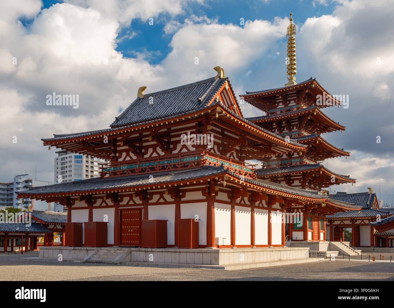Vista grandangolare elevata del complesso tradizionale e della pagoda a cinque piani del tempio Shitenno-ji, Osaka, Giappone Foto Stock