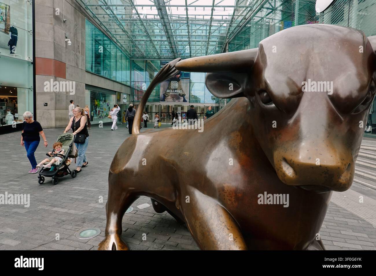 L'iconica scultura in bronzo del Toro all'esterno dell'ingresso in vetro del centro commerciale Bullring, Birmingham, Regno Unito Foto Stock