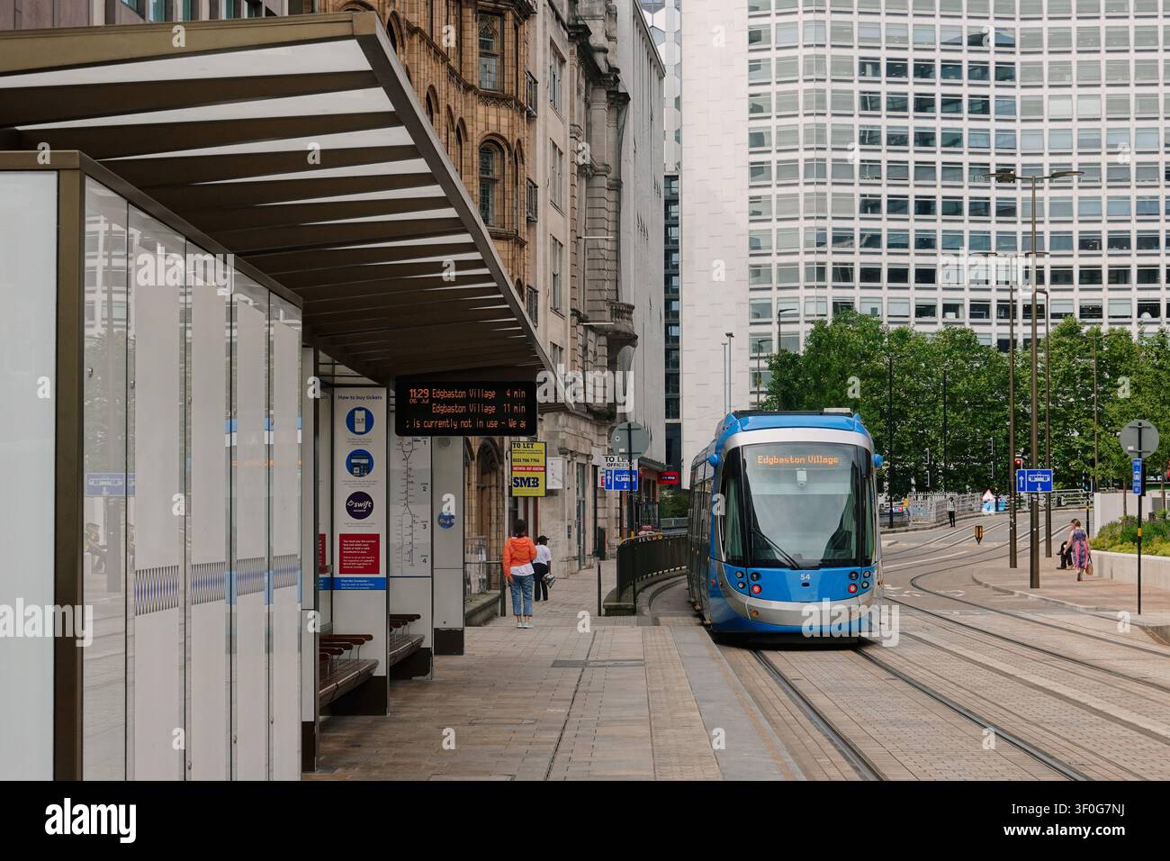 Tram della West Midlands Metro in Victoria Square, Birmingham, Regno Unito Foto Stock