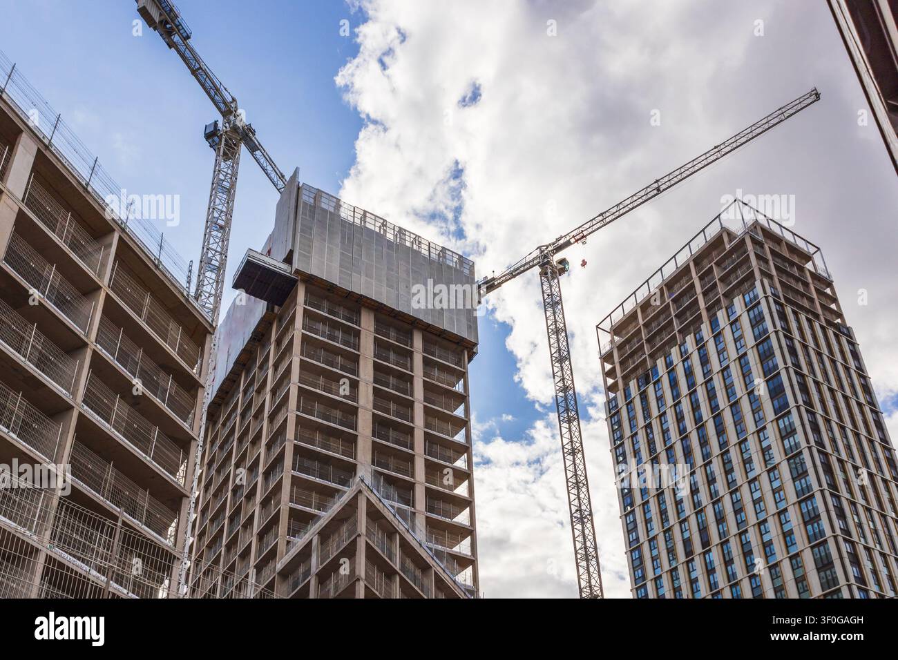 Cantiere edile con gru e grattacieli Foto Stock