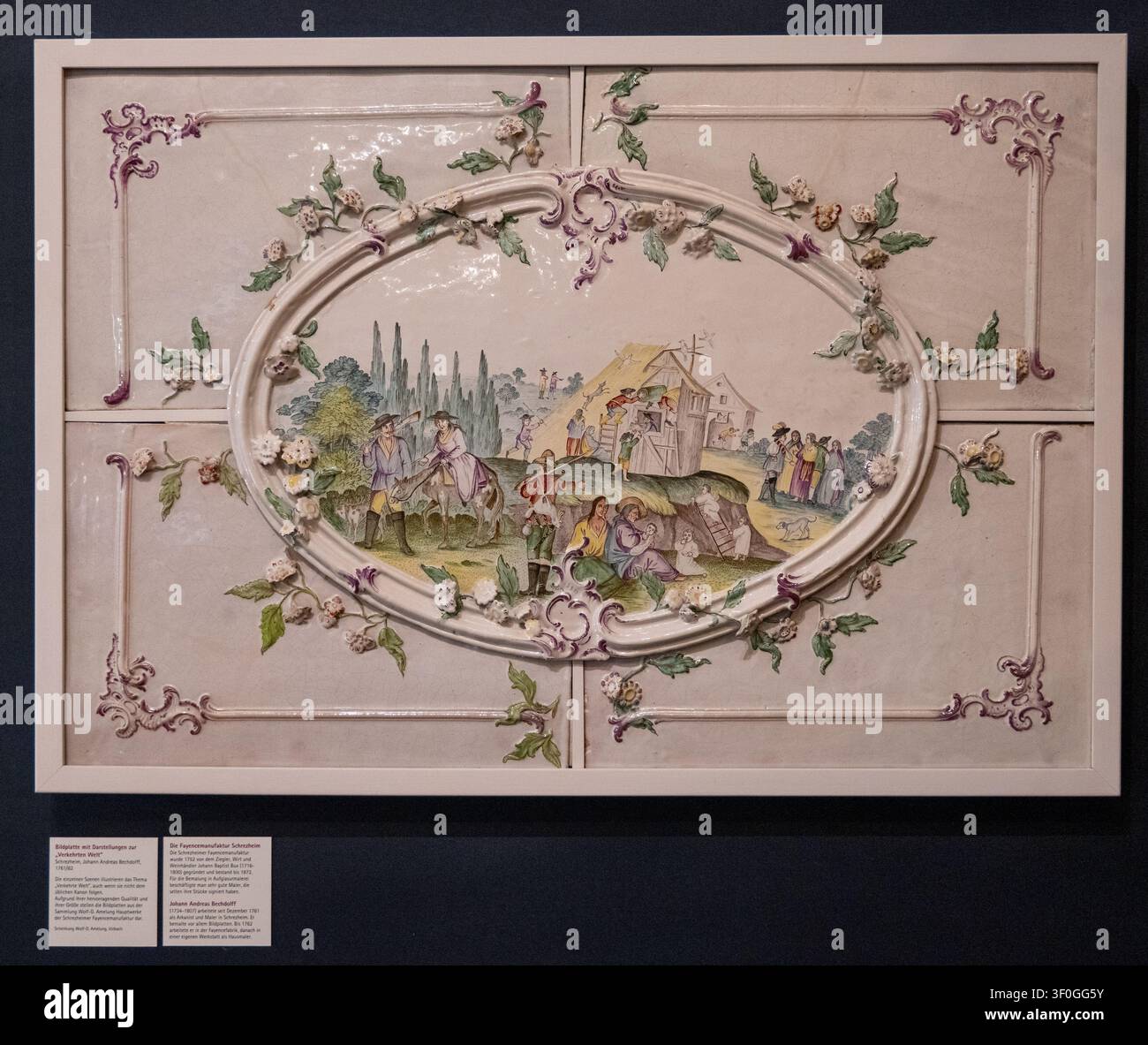 Wurzburg, Germania - 31 maggio 25: Grande pannello murale in maiolica rococò con una scena rurale, esposto nel Museo della Bassa Franconia a Würzburg, Germania. Foto Stock