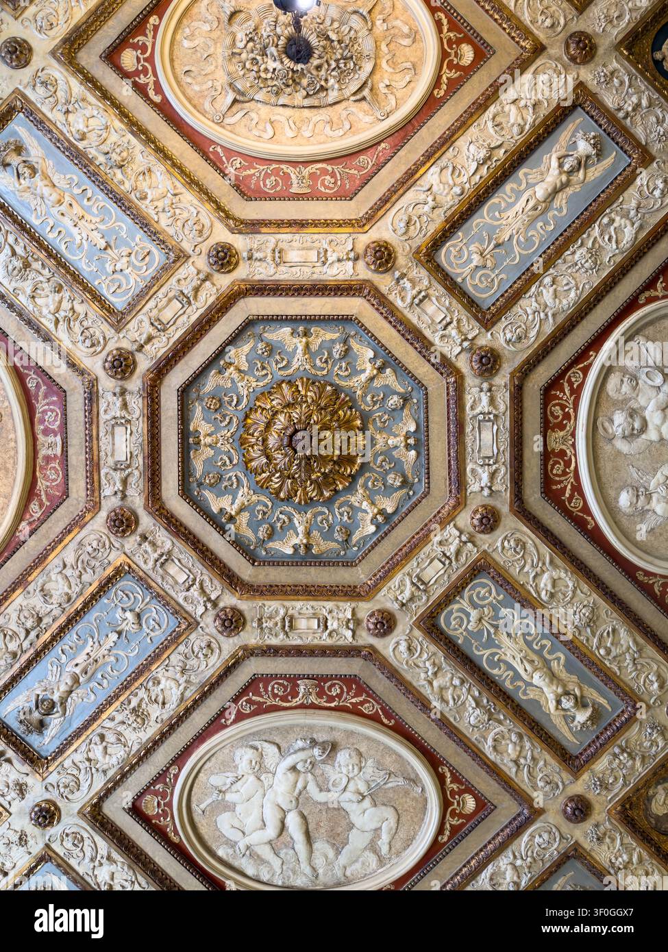 Soffitto storico ornato in una villa di Berlino - Dettaglio di architettura interna decorativa. Foto di alta qualità Foto Stock