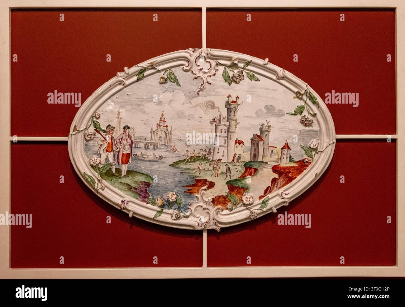 Würzburg, Germania - 31 maggio 25: Pannello decorativo in ceramica rococò con una scena portuale dipinta in mostra al Museo della Bassa Franconia a Würzburg, Foto Stock