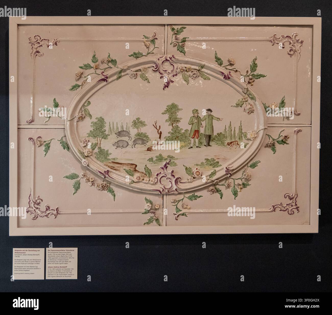 Wurzburg, Germania - 31 maggio 25: Pannello murale decorativo in maiolica rococò con una scena di caccia, esposto al Museo della Bassa Franconia a Würzburg, tedesco Foto Stock