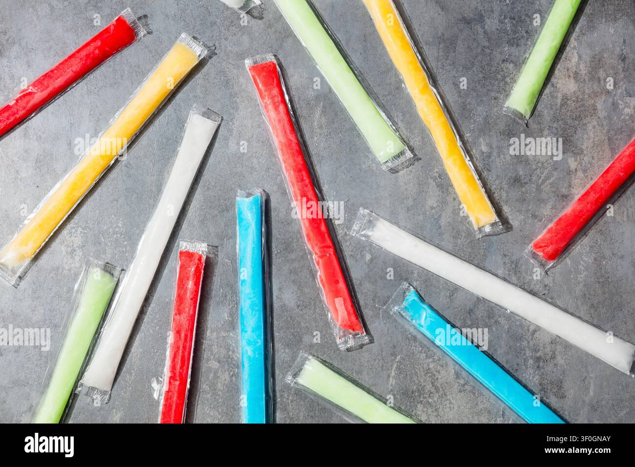 Deliziosi ghiaccioli freddi e rinfrescanti in gusti assortiti per l'estate Foto Stock