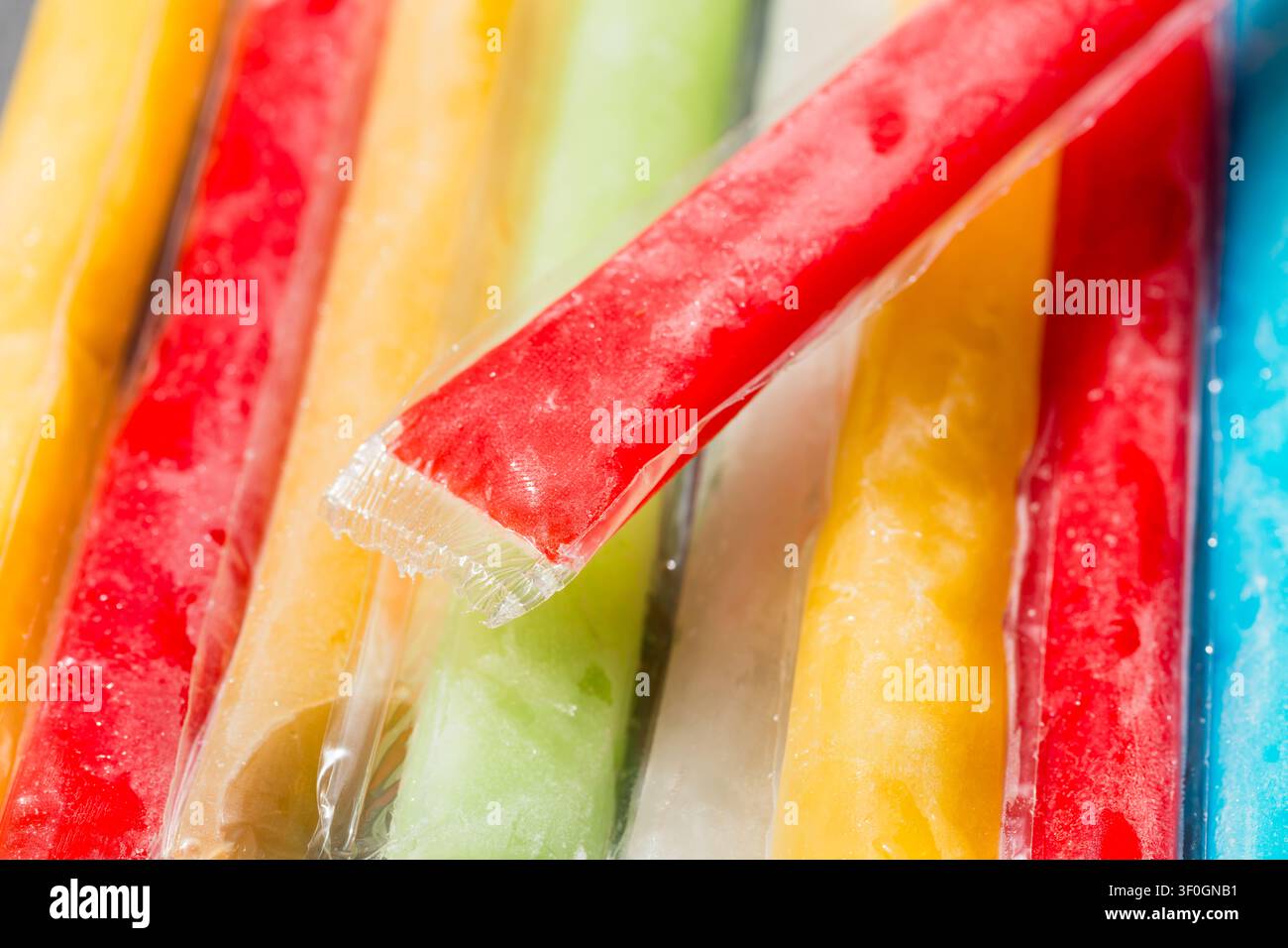 Deliziosi ghiaccioli freddi e rinfrescanti in gusti assortiti per l'estate Foto Stock
