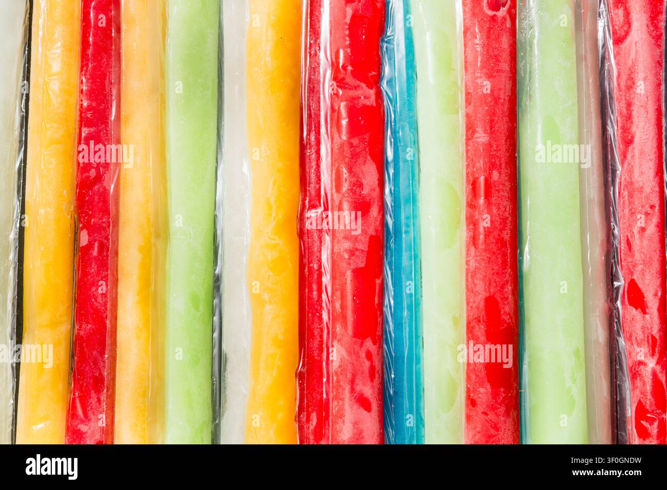 Deliziosi ghiaccioli freddi e rinfrescanti in gusti assortiti per l'estate Foto Stock