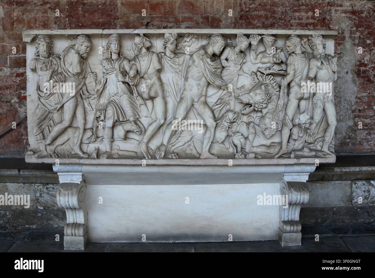 Caccia al cinghiale etolo. Oineus (bastone), Orcus (ascia), Artemide e cacciatori. III sec. d.C. Sarcofago romano, Camposanto, Pisa, Italia. Foto Stock