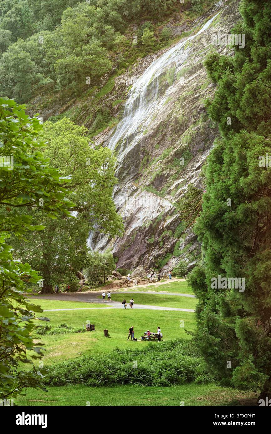 Turisti che godono di un picnic e passeggiano nel parco della cascata di Powerscourt nella contea di Wicklow, Irlanda. Foto Stock
