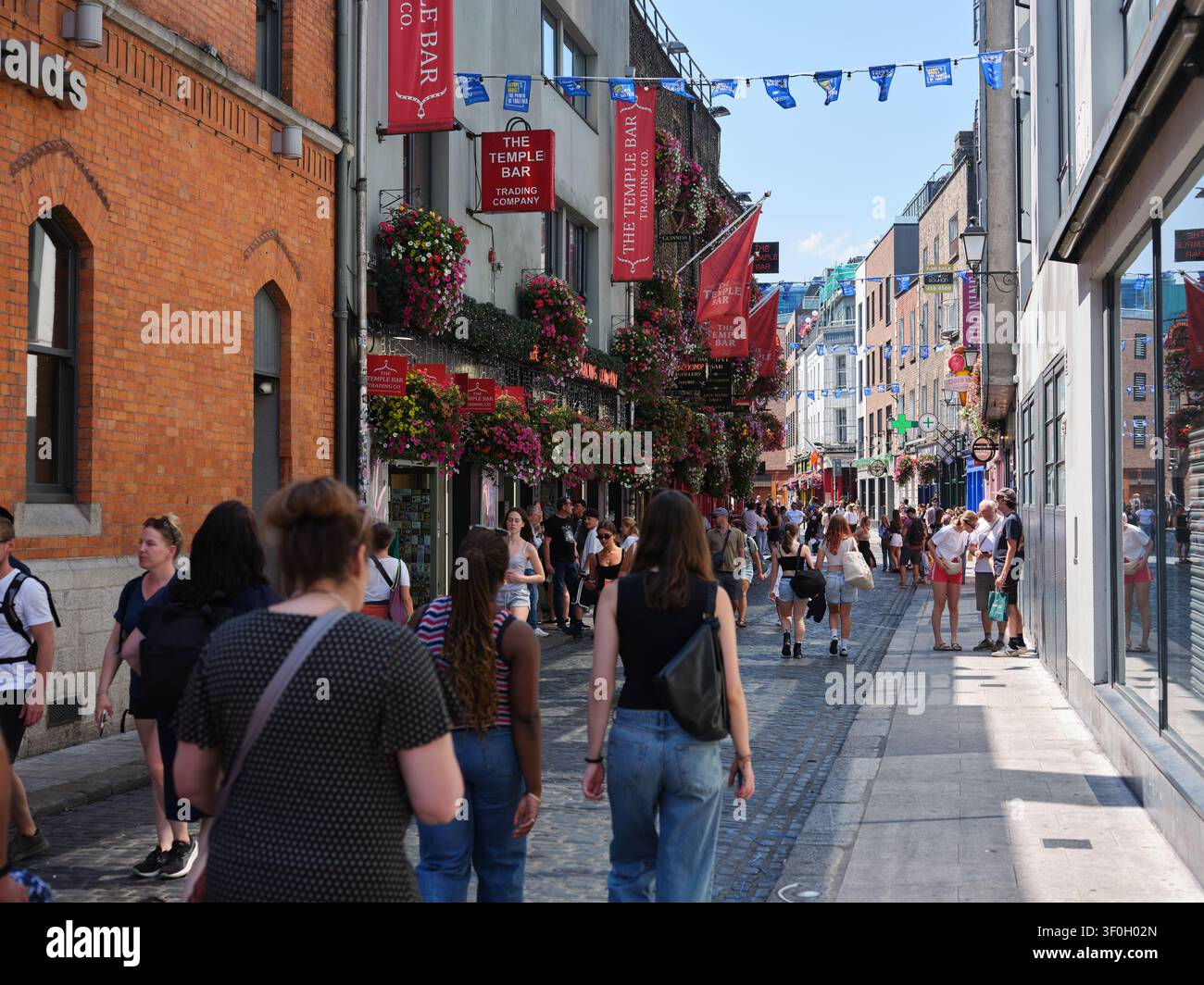 Una vista di Temple Bar in estate nella città di Dublino, Irlanda. Foto Stock