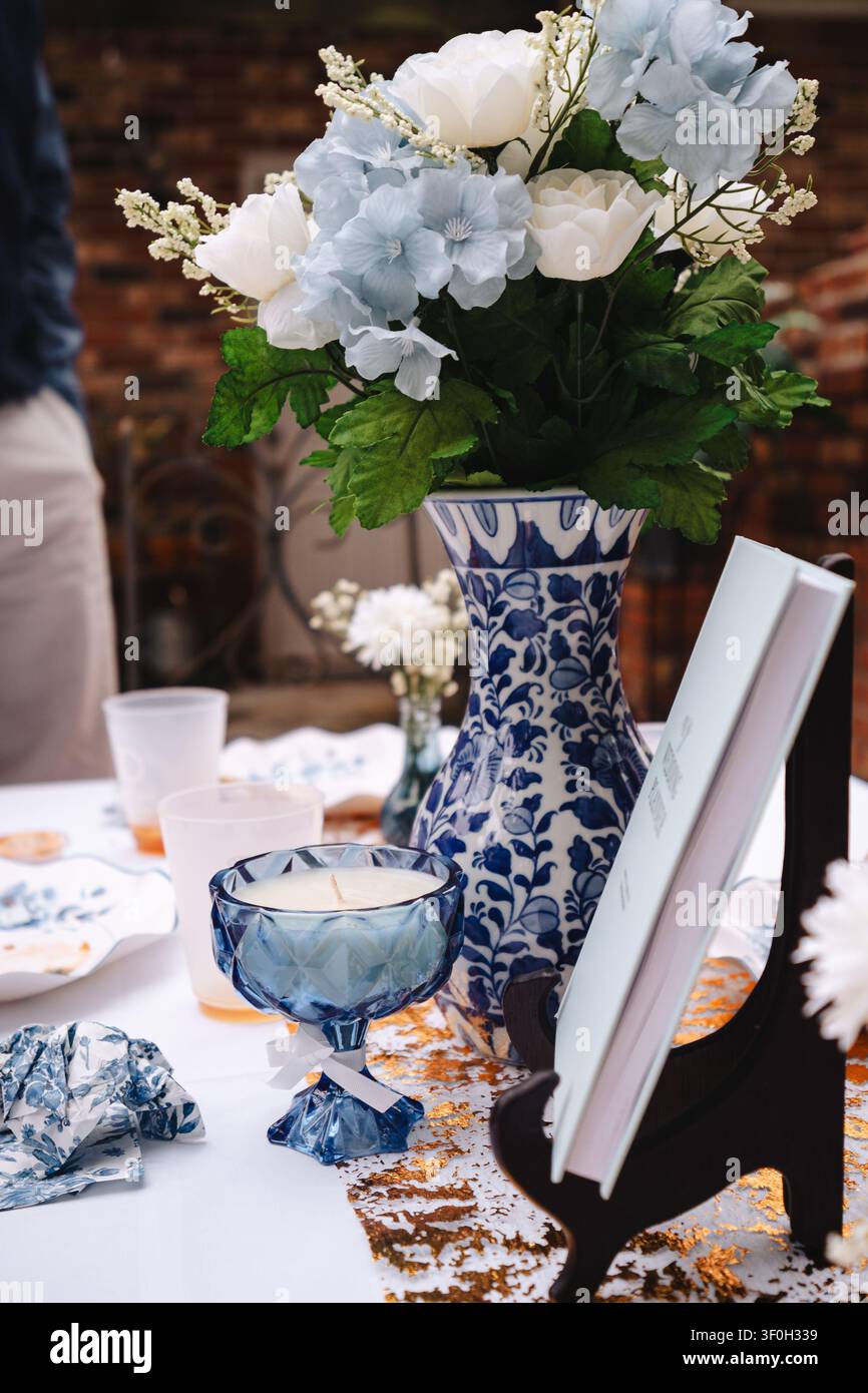 Elegante decorazione per tavolo da matrimonio con composizioni floreali blu e bianche Foto Stock